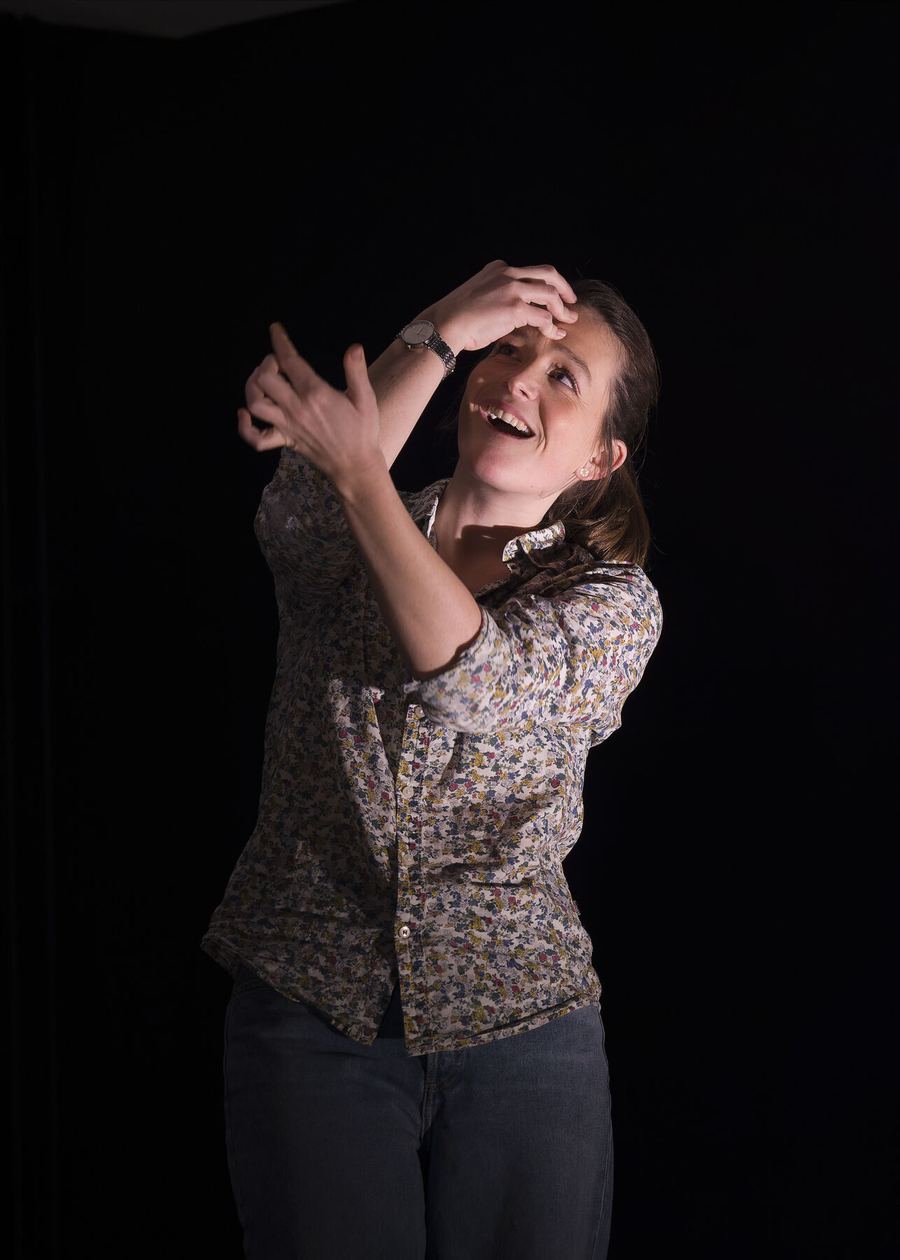 Sybille Montagne, main sur le front, mime l'étonnement